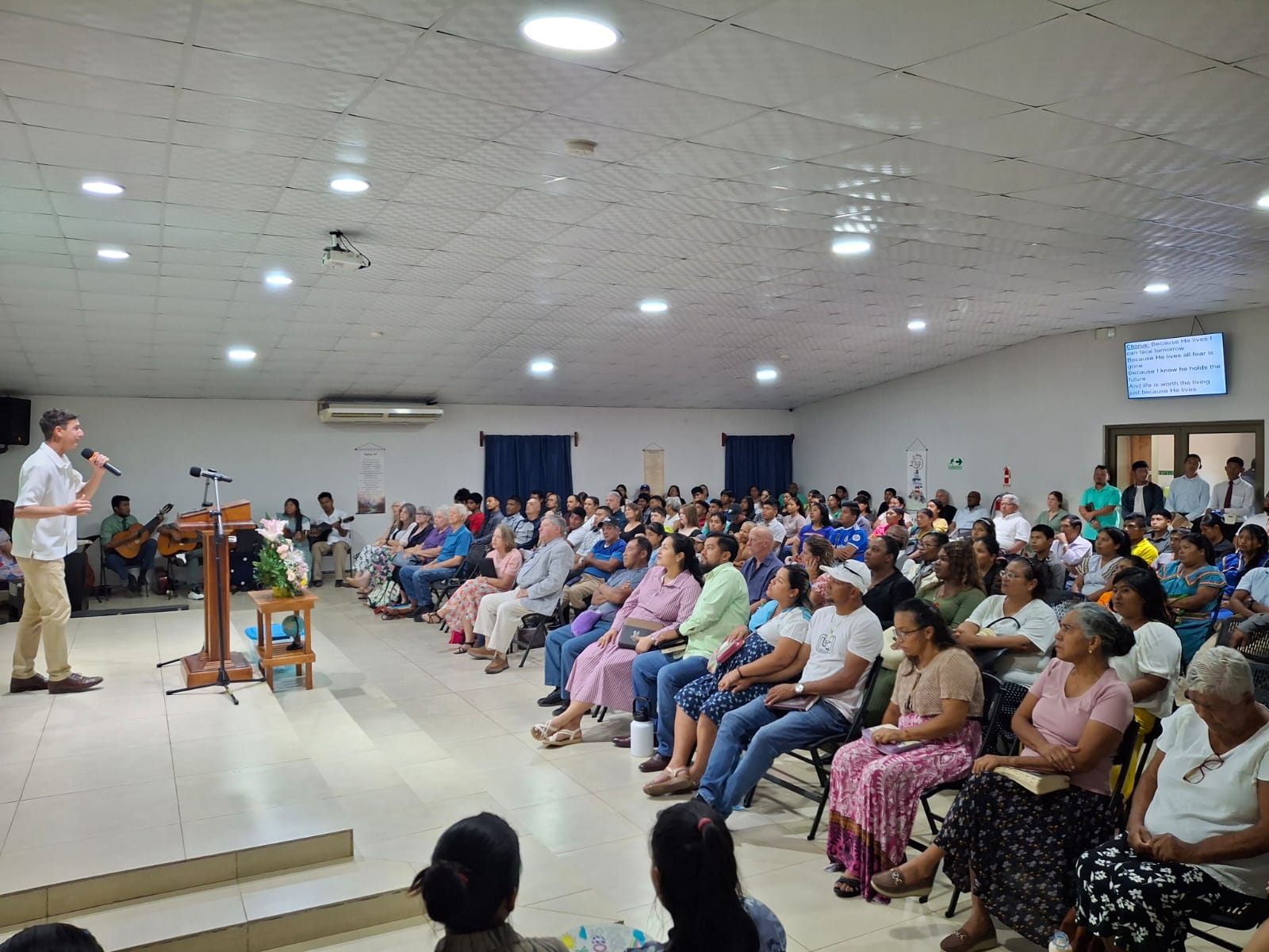 Predicador durante el servicio en Iglesia Bautista El Faro.