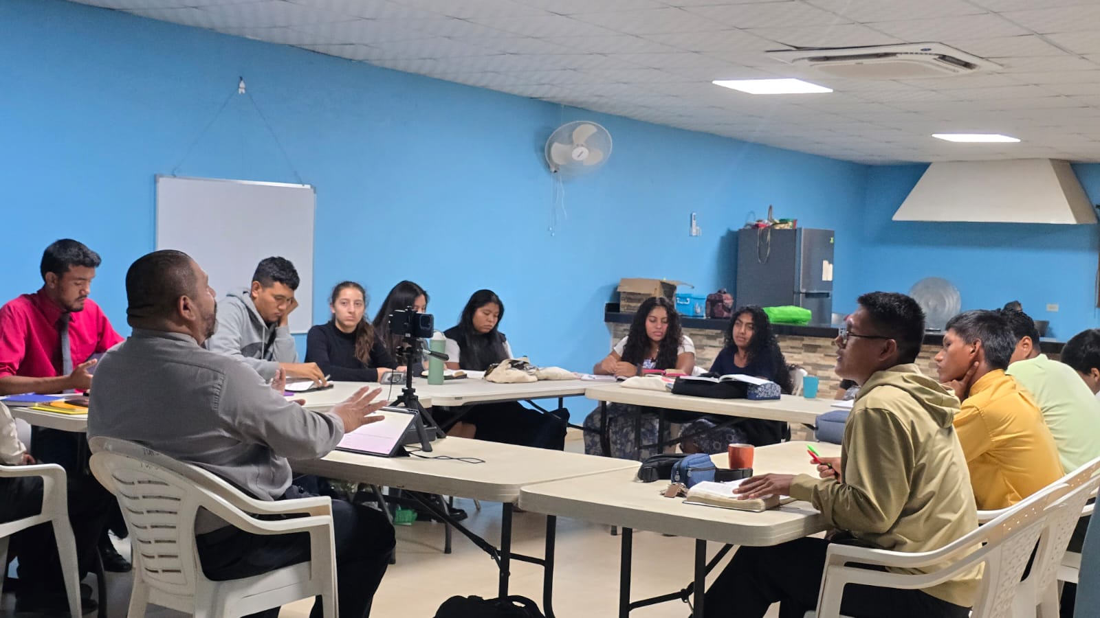 Estudiantes del Seminario Bautista El Faro en una clase.