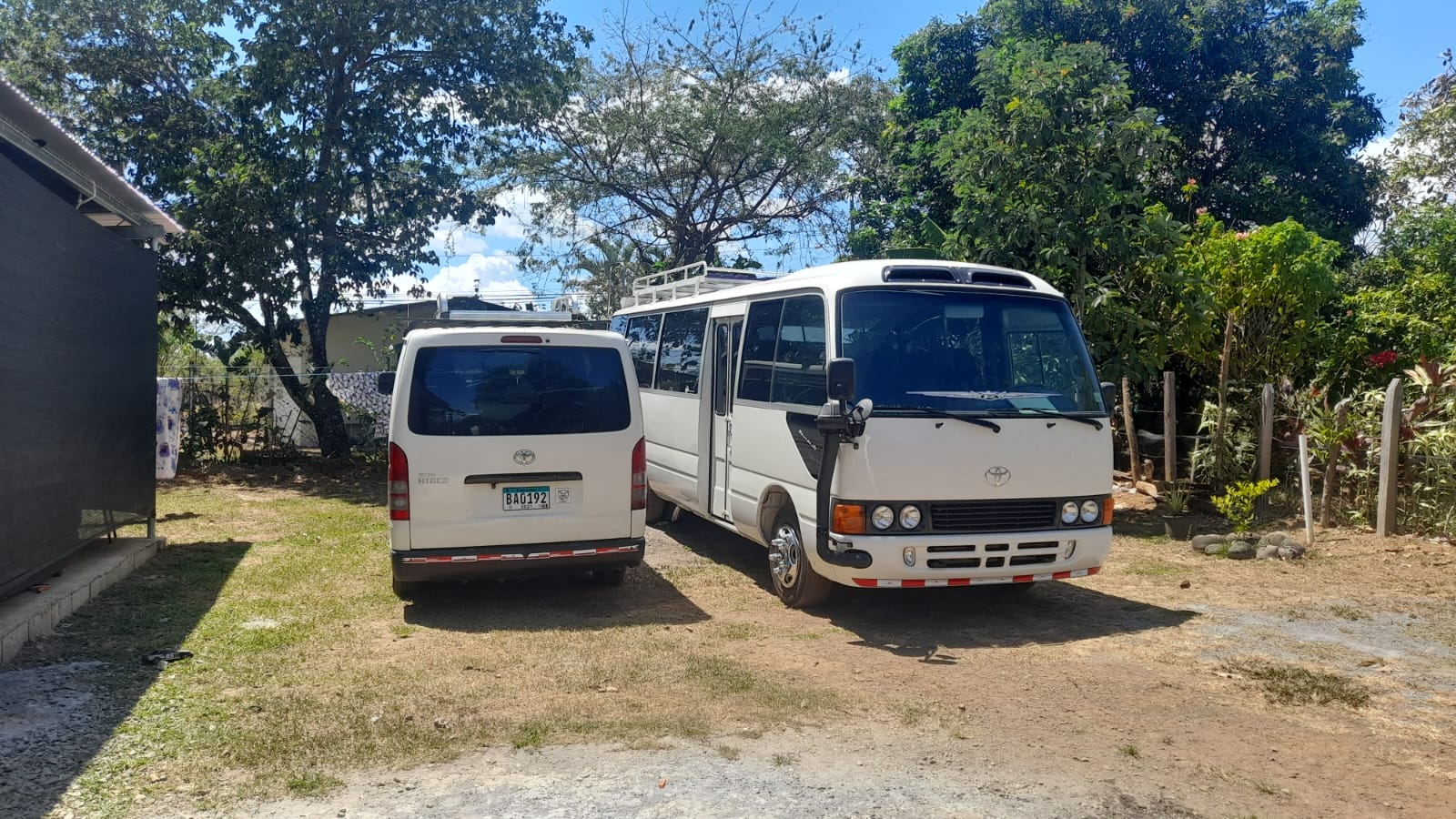 Vehículos del Ministerio de Buses de Iglesia Bautista El Faro.