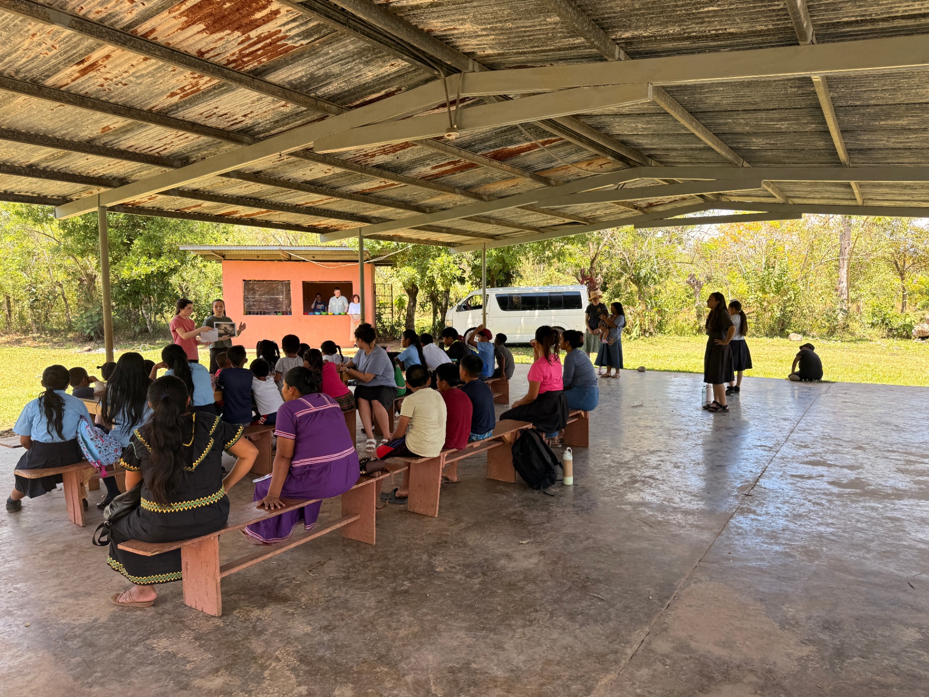 Niños y voluntarios del Comedor Infantil El Higo durante una actividad.