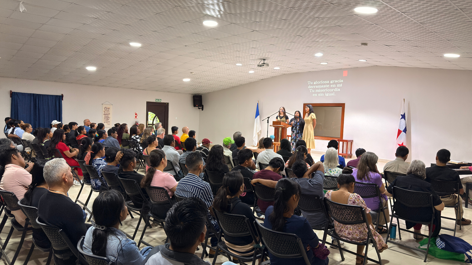 Adoración durante el servicio en Iglesia Bautista El Faro.
