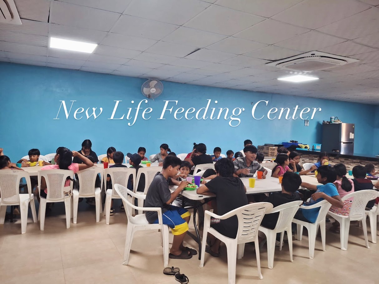 Niños del Comedor Infantil Nueva Vida compartiendo un almuerzo.